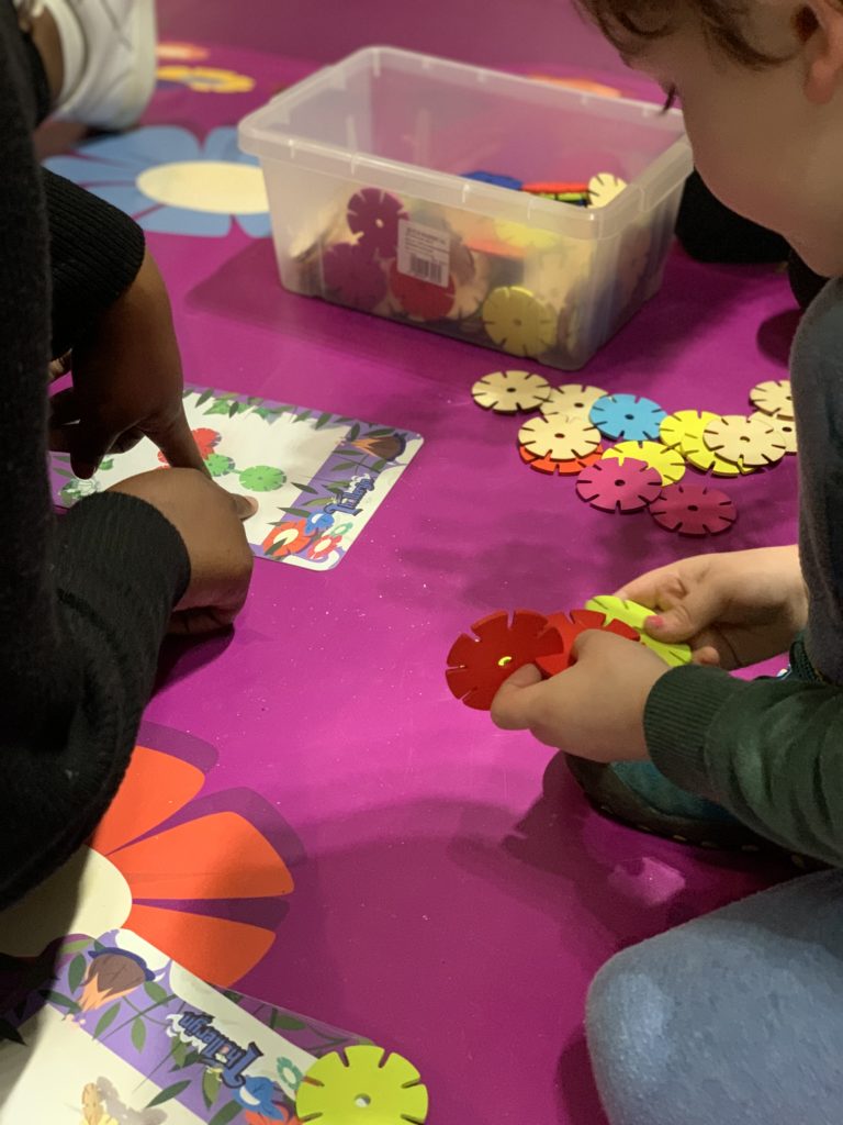 enfants exprimant leurs créativité dans notre aventure Tholleryn